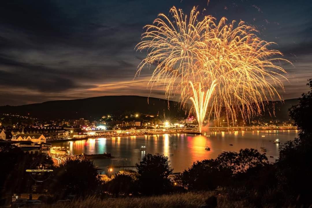 Hightide - 2 Bed With Parking, Balcony & Sea View. Apartman Swanage Szoba fotó